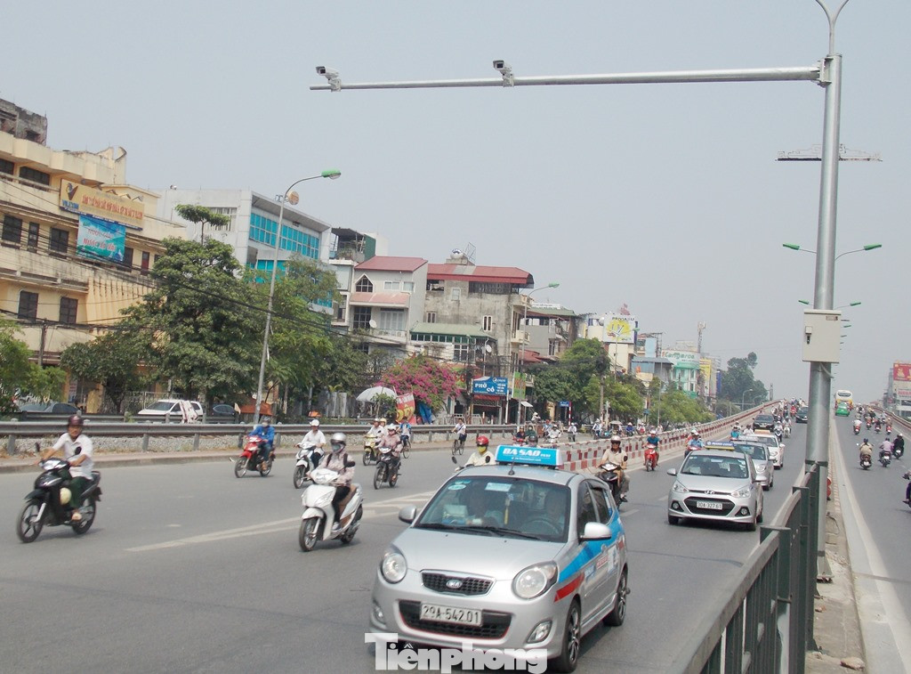 Căn cứ vào mật độ giao thông và tình hình vi phạm của phương tiện, 600 cụm camera giám sát vừa xử phạt nguội đã được lắp đặt tại nhiều nút giao thông trên địa bàn thành phố, trong đó tập trung ở các tuyến đường vành đai và trục hướng tâm.