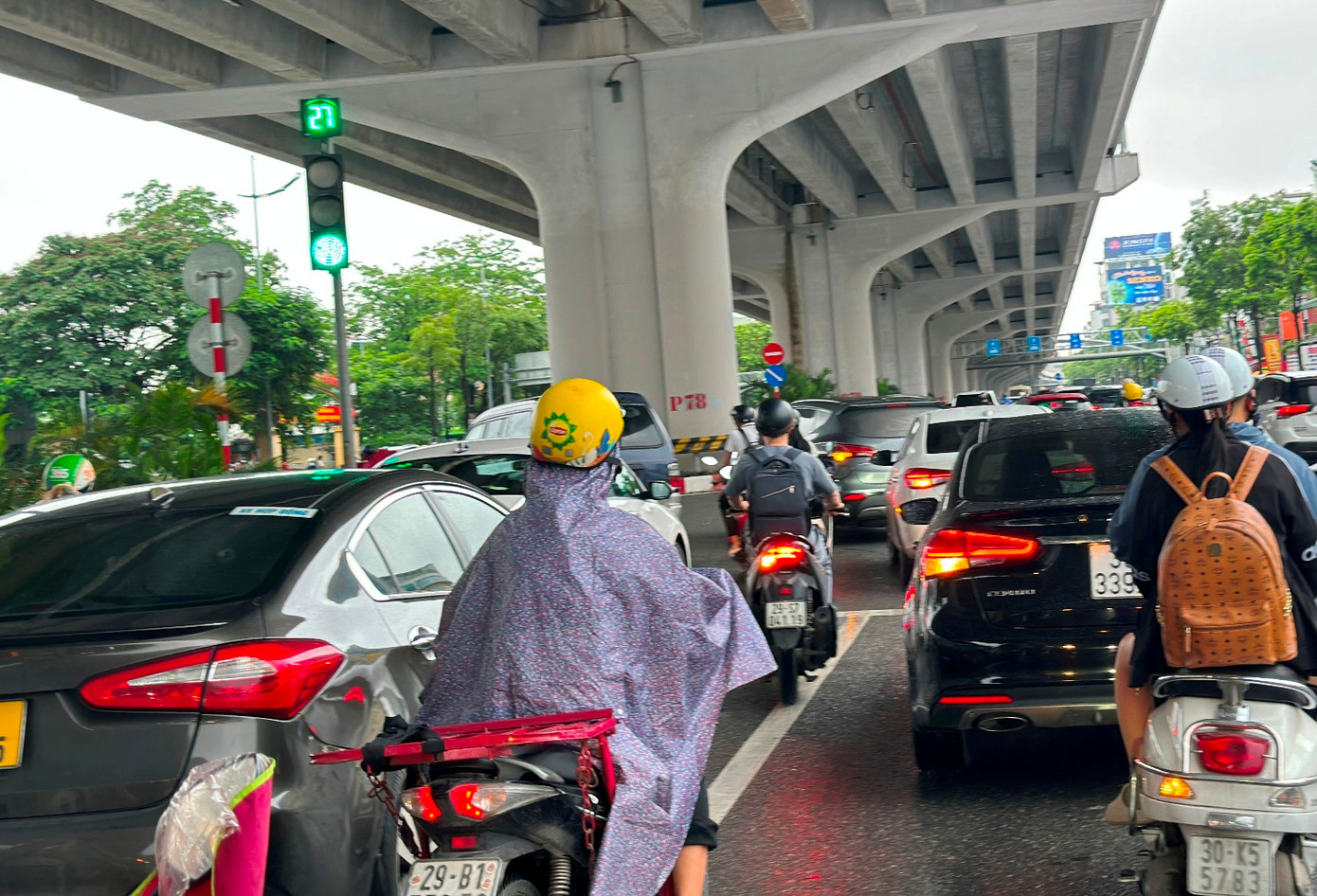 Tại các ngã ba, ngã tư trên đường Phạm Văn Đồng tình trạng ùn tắc xảy ra, các phương tiện di chuyển khó khăn nhưng ghi nhận của phóng viên cho thấy, trong ngày đầu thực hiện, vắng bóng lực lượng chức năng điều tiết, hướng dẫn giao thông tại các điểm nút quan trọng.