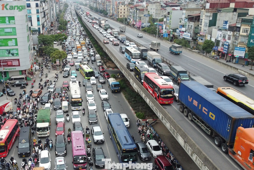 Từ đêm nay sẽ cấm xe ở đường trên cao Vành đai 3 đoạn Big C-Mai Dịch để sửa chữa khe co giãn giai đoạn 2 và 3. Từ đêm nay sẽ cấm xe ở đường trên cao Vành đai 3 đoạn Big C-Mai Dịch để sửa chữa khe co giãn giai đoạn 2 và 3.