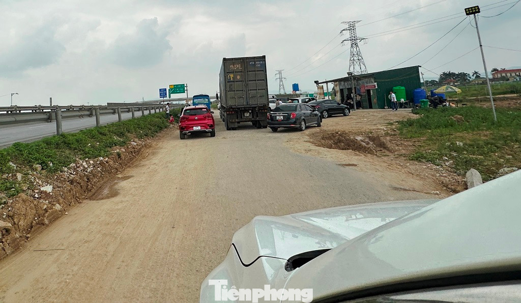 Trạm dừng nghỉ trên cao tốc Bắc Nam đoạn dự án thành phần Nghi Sơn - Diễn Châu thời điểm trưa 1/5 nhiều xe không thể tiếp cận trạm do sân bãi đã kín xe. Lái xe phải lùi trở lại cao tốc. Trạm dừng nghỉ trên cao tốc Bắc Nam đoạn dự án thành phần Nghi Sơn - Diễn Châu thời điểm trưa 1/5 nhiều xe không thể tiếp cận trạm do sân bãi đã kín xe. Lái xe phải lùi trở lại cao tốc.