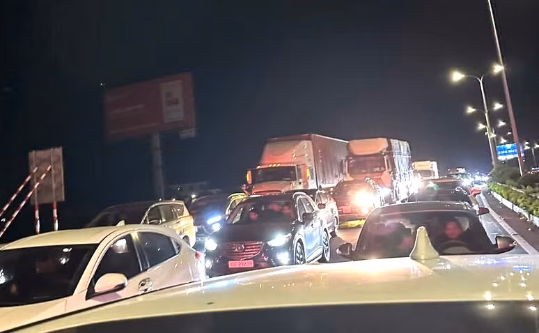 Sự việc đã làm cho chiều đường về Hà Nội ùn ứ kéo dài. Sự việc đã làm cho chiều đường về Hà Nội ùn ứ kéo dài.