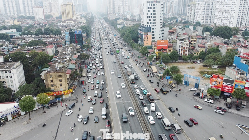 Trao đổi với PV Tiền Phong đại diện Ban Duy tu các công trình giao thông, Sở Xây dựng Hà Nội cho biết, tuyến đường Vành đai 3 trên cao đoạn Pháp Vân - Mai Dịch đưa vào sử dụng gần 20 năm nay, do lưu lượng xe lớn và thời gian sử dụng đã lâu nên hiện nhiều hạng mục hạ tầng và đảm bảo an toàn đã xuống cấp, hư hỏng, cần được thay thế.