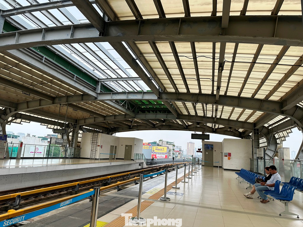 Bên trong nhà ga tầng 2, hành khách vẫn ngồi dưới cả khu vực nhà ga bị thủng mái để chờ, bắt tàu.