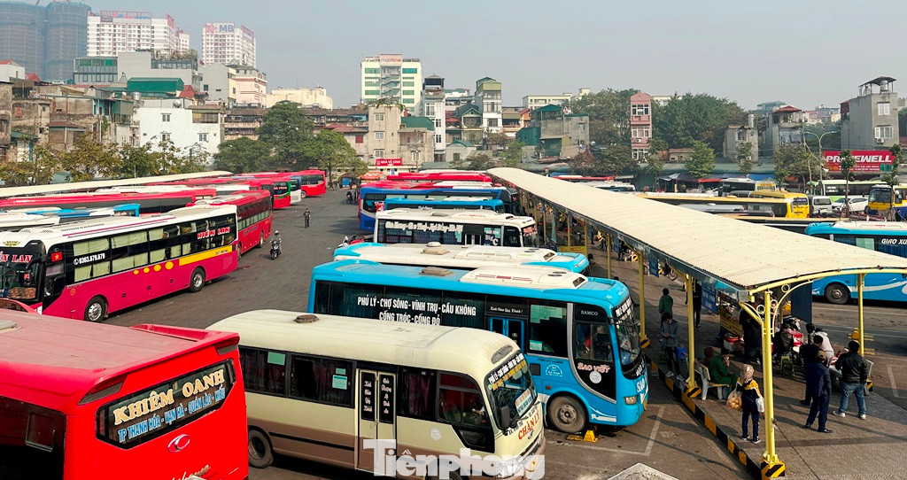Sáng 1/1/2025, có đến 70% lượt xe này vẫn đến bến nhưng không có xe nào bắt được đủ khách để rời bến. Ảnh chụp sáng 1/1.