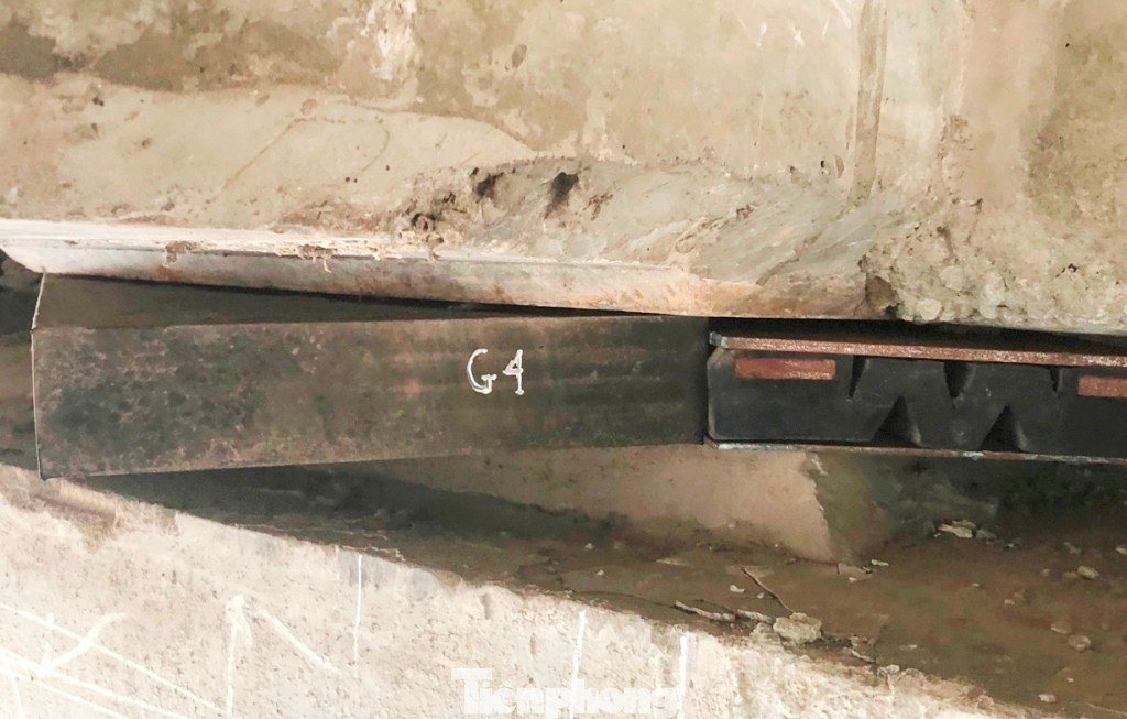 Tuy nhiên sau một thời gian sử dụng, đặc biệt là lưu lượng xe tăng cao (vượt nhiều lần thiết kế) đã khiến cho các gói cầu bị hỏng, móp và xô lệch khỏi vị trí ban đầu. Thời gian qua, nhiều gối cầu bị hư hỏng nặng, chưa được thay kịp thời, đơn vị quản lý đã tạm thời dùng thanh gỗ để chèn tạm.