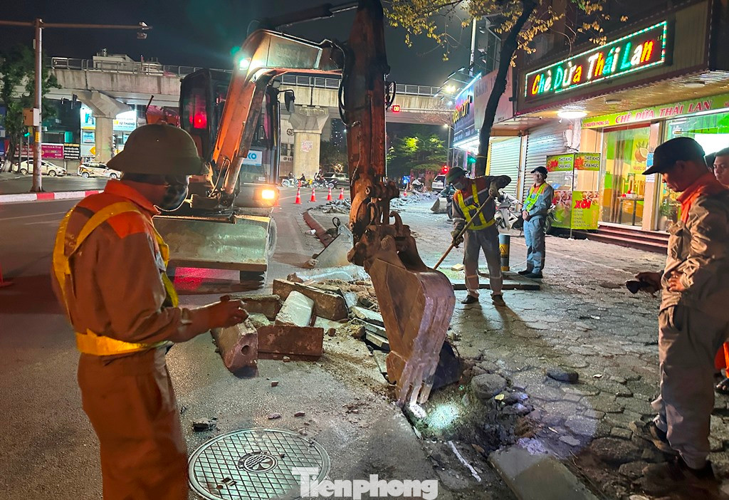 Đề cập đến lý do phải làm đêm, anh Cường - Công nhân thi công Công ty cổ phần Công trình giao thông 2 Hà Nội (nhà thầu) cho biết, tranh thủ ban đêm lưu lượng xe đi lại trên đường ít việc thi công mới có thể xảy ra. “Do thi công lưu động nên để có ánh sáng cho nhân lực, máy móc làm việc chúng tôi đã phải bố trí người dùng đèn pin, đèn tích điện để soi trong suốt thi công cả đêm” - anh Cường nói.