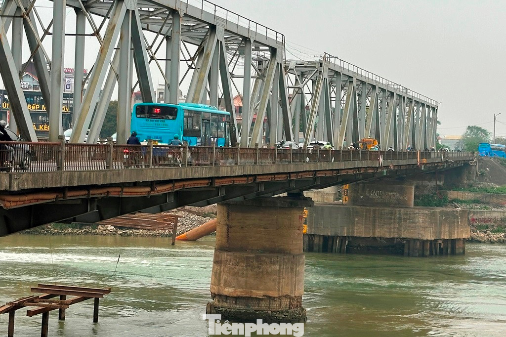 Ngoài ra các trụ cầu ở dưới sông cũng bị sóng nước đánh bào mòn, trơ cả lõi thép.