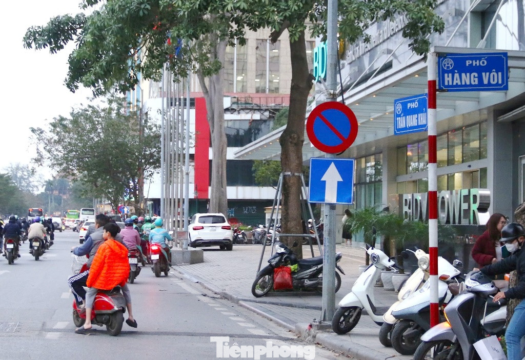 Hiện có 6 vị trí trên nằm trên các tuyến phố ven khu vực phố cổ và xung quanh Hồ Hoàn Kiếm được liên ngành GTVT - Công an xác định làm điểm trung chuyển để chở khách du lịch khi xe từ 16 chỗ bị cấm.