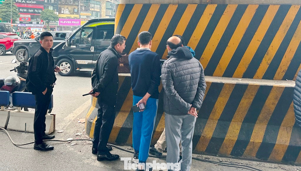 Có mặt tại nút giao thông Thanh Xuân sáng 19/1, Giám đốc Sở GTVT Nguyễn Phi Thường (thứ 3, từ phải sang) đã kiểm tra, sau đó cùng lực lượng chức năng xem công tác tổ chức giao thông, lưu lượng xe qua nút được mô phỏng, thể hiện trên máy tính.