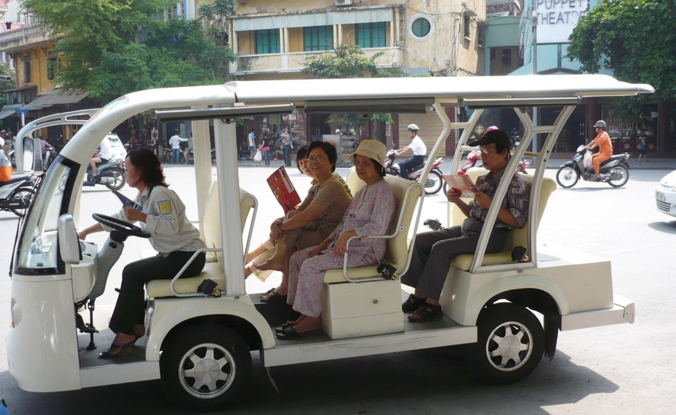 Mặc dù hoạt động trong phố cổ, Hồ Hoàn Kiếm nhưng xe điện bốn bánh chở khách tại Hà Nội đang hoạt động trên các tuyến đường giao thông hỗn hợp, như: Đinh Tiên Hoàng (bờ hồ); Hàng Đào - Hàng Ngang - Hàng Buồm - Mã Mây - Hàng Bạc - Hàng Ngang - Hàng Đường - Đồng Xuân - Hàng Giấy (phố cổ)… Mặc dù hoạt động trong phố cổ, Hồ Hoàn Kiếm nhưng xe điện bốn bánh chở khách tại Hà Nội đang hoạt động trên các tuyến đường giao thông hỗn hợp, như: Đinh Tiên Hoàng (bờ hồ); Hàng Đào - Hàng Ngang - Hàng Buồm - Mã Mây - Hàng Bạc - Hàng Ngang - Hàng Đường - Đồng Xuân - Hàng Giấy (phố cổ)…