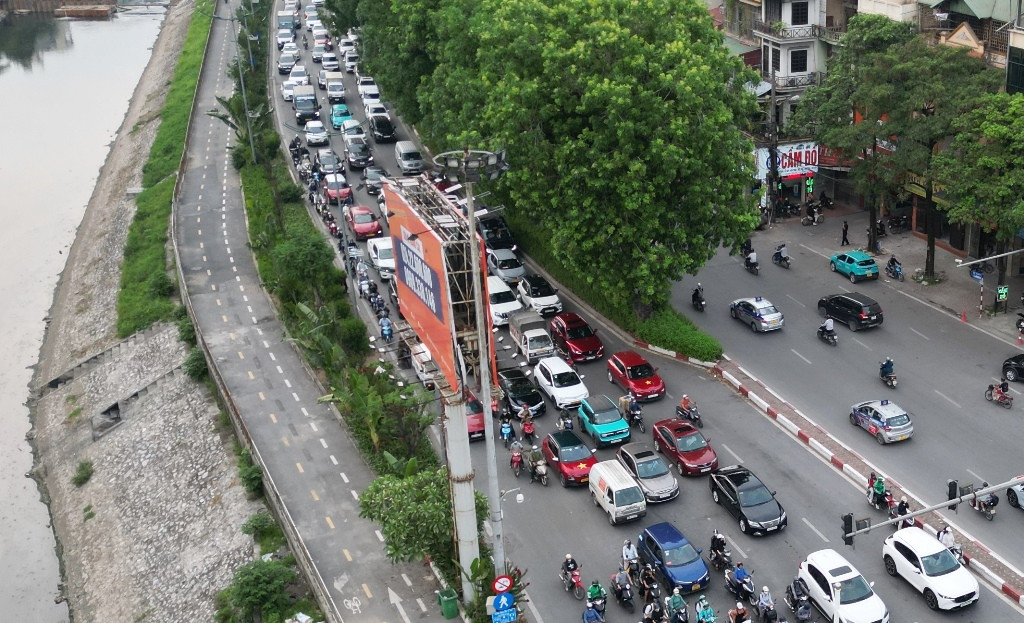 Cụ thể, từ năm 2023, liên ngành Công an - Sở Xây dựng đã tổ chức giao thông cho xe đạp, người đi bộ lưu thông trên đường ven sông Tô Lịch. Đến tháng 2/2024, thành phố khai trương tuyến xe đạp công cộng tại đây, nhưng hoạt động chỉ diễn ra được một thời gian, sau đó tuyến đường gần như không phát huy hiệu quả. Cụ thể, từ năm 2023, liên ngành Công an - Sở Xây dựng đã tổ chức giao thông cho xe đạp, người đi bộ lưu thông trên đường ven sông Tô Lịch. Đến tháng 2/2024, thành phố khai trương tuyến xe đạp công cộng tại đây, nhưng hoạt động chỉ diễn ra được một thời gian, sau đó tuyến đường gần như không phát huy hiệu quả.