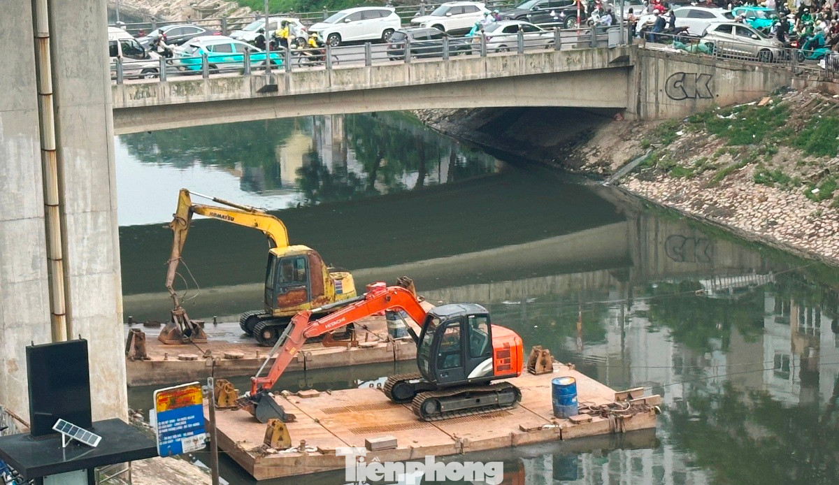 Lòng sông Tô Lịch tại khu vực ga Láng cũng đang có 2 sà lan chở máy xúc thực hiện việc khoan, múc đất ở lòng sông mấy tuần qua. Lòng sông Tô Lịch tại khu vực ga Láng cũng đang có 2 sà lan chở máy xúc thực hiện việc khoan, múc đất ở lòng sông mấy tuần qua.
