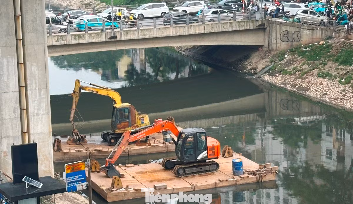 Lòng sông Tô Lịch tại khu vực ga Láng cũng đang có 2 sà lan chở máy xúc thực hiện việc khoan, múc đất ở lòng sông mấy tuần qua. Lòng sông Tô Lịch tại khu vực ga Láng cũng đang có 2 sà lan chở máy xúc thực hiện việc khoan, múc đất ở lòng sông mấy tuần qua.