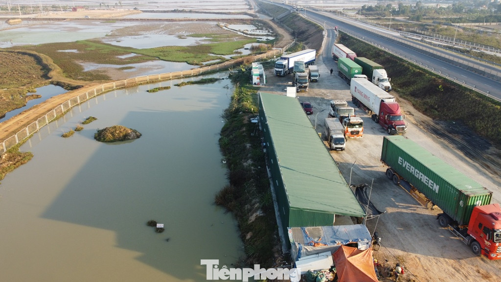 Tuy nhiên đến thời điểm Tết Nguyên đán, trong tất cả 11 dự án cao tốc này chưa có dự án nào có trạm dừng nghỉ đạt tiêu chuẩn. Tại đây chỉ có những trạm dừng nghỉ tạm, xây dựng ở một phần mặt bằng đã được quy hoạch và sân đỗ chỉ tiếp nhận được vài xe loại container.