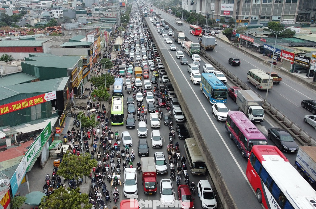 Ùn tắc kéo dài ở cả đường Vành đai 3 trên cao và dưới thấp thời gian qua. Tình trạng này khiến người dân đi làm hoặc đi giải quyết công việc đã phải né tránh, không dám đi vào đường Vành đai 3, và đánh giá đây là tuyến đường có giao thông đi lại tệ nhất Hà Nội.