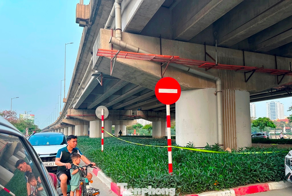 Theo khảo sát của Ban Duy tu các công trình hạ tầng kỹ thuật Sở Xây dựng, hiện các gối cầu ở đường trên cao đoạn Cầu Dậu - đến Giải Phóng là bị hư hỏng cần phải lập hàng rào để sửa chữa.