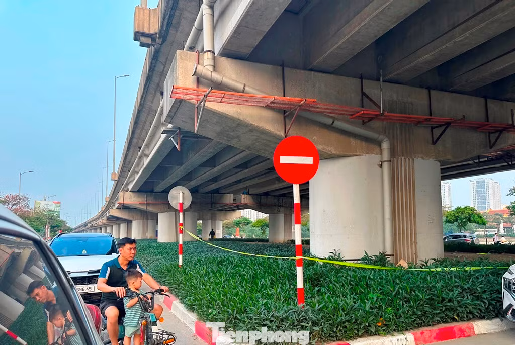 Theo khảo sát của Ban Duy tu các công trình hạ tầng kỹ thuật Sở Xây dựng, hiện các gối cầu ở đường trên cao đoạn Cầu Dậu - đến Giải Phóng là bị hư hỏng cần phải lập hàng rào để sửa chữa.