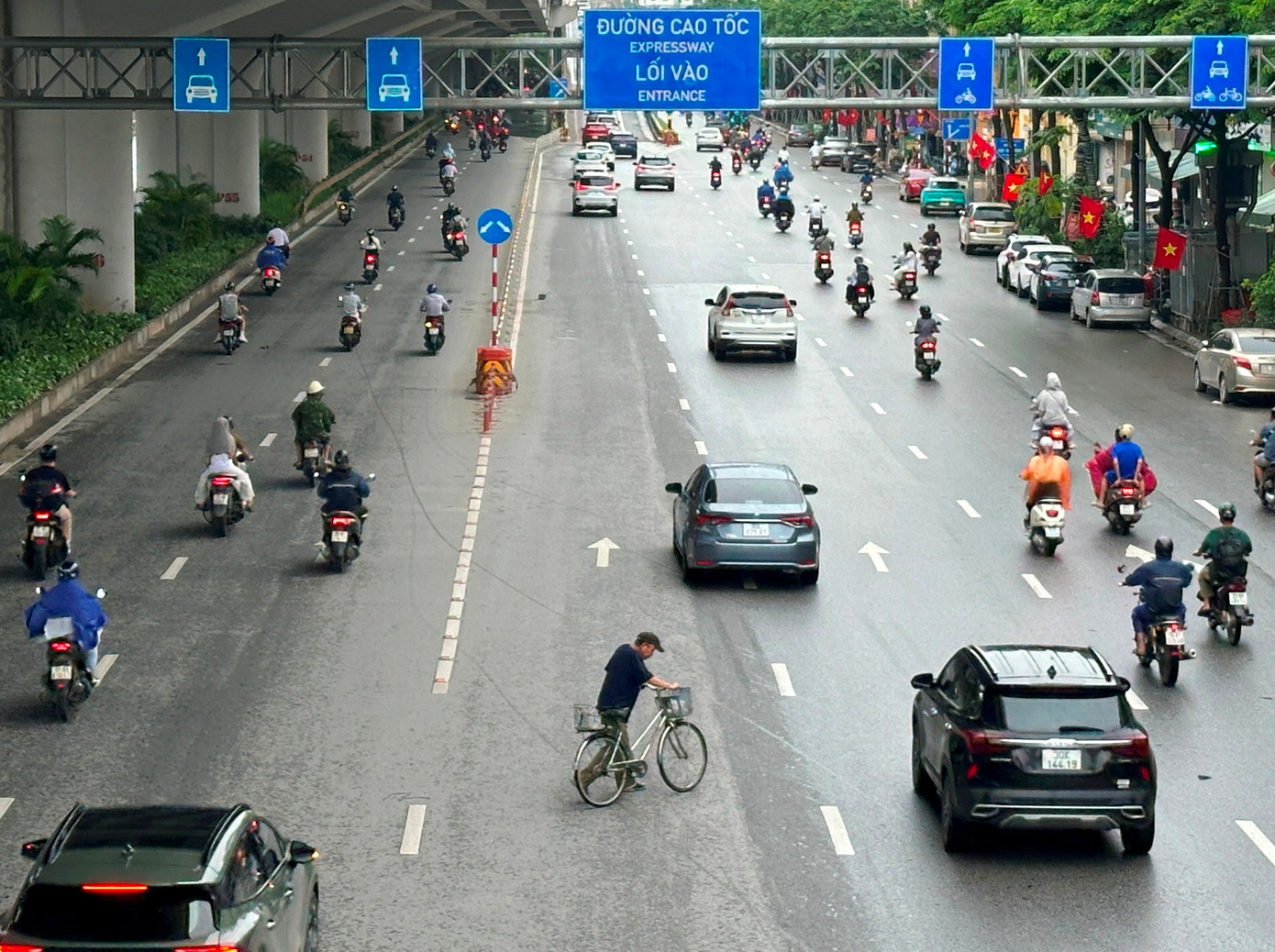 Hệ thống hàng rào sắt, vạch kẻ sơn và biển báo phân làn đã được triển khai trên đường Phạm Văn Đồng.