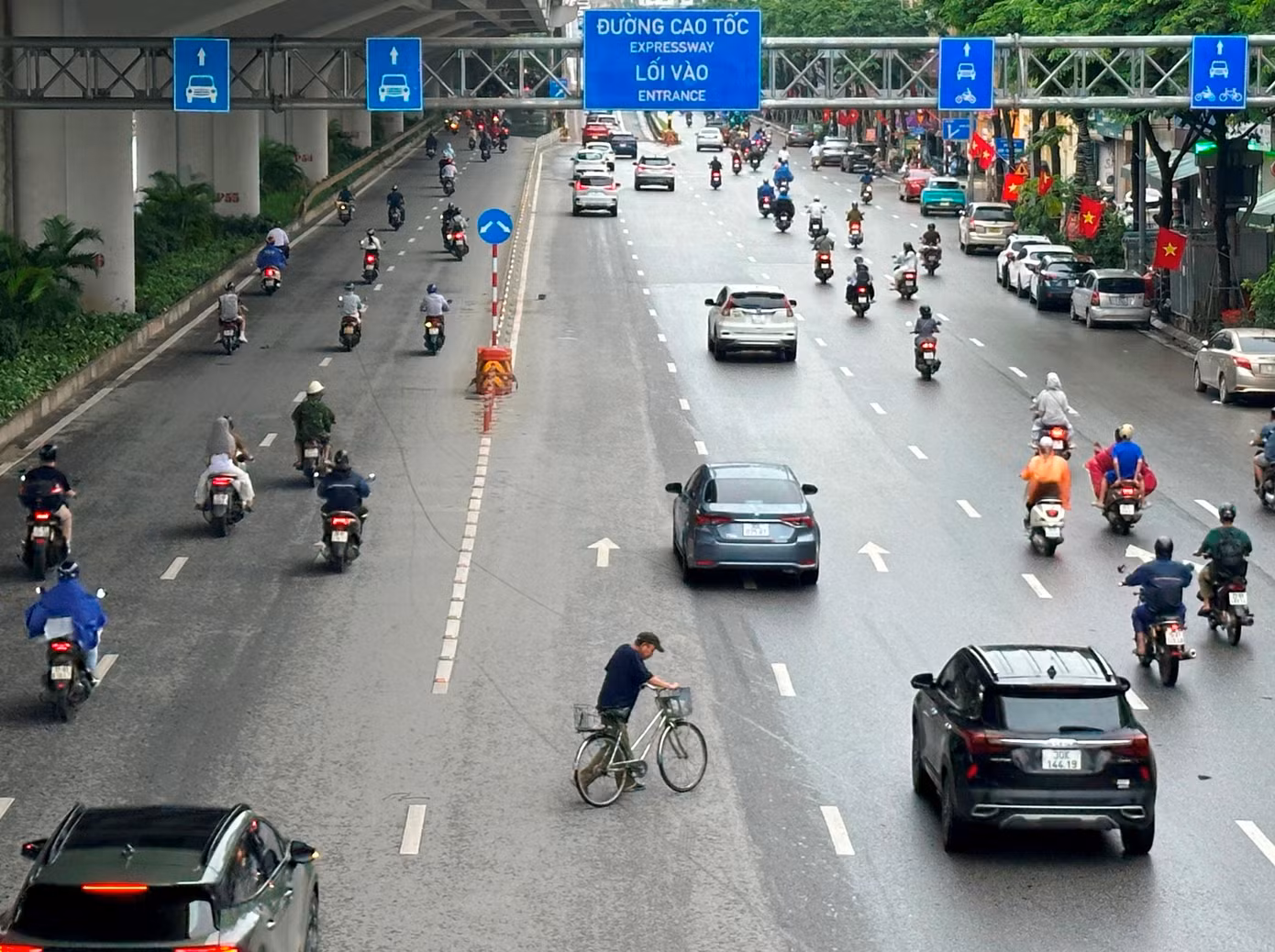 Hệ thống hàng rào sắt, vạch kẻ sơn và biển báo phân làn đã được triển khai trên đường Phạm Văn Đồng.