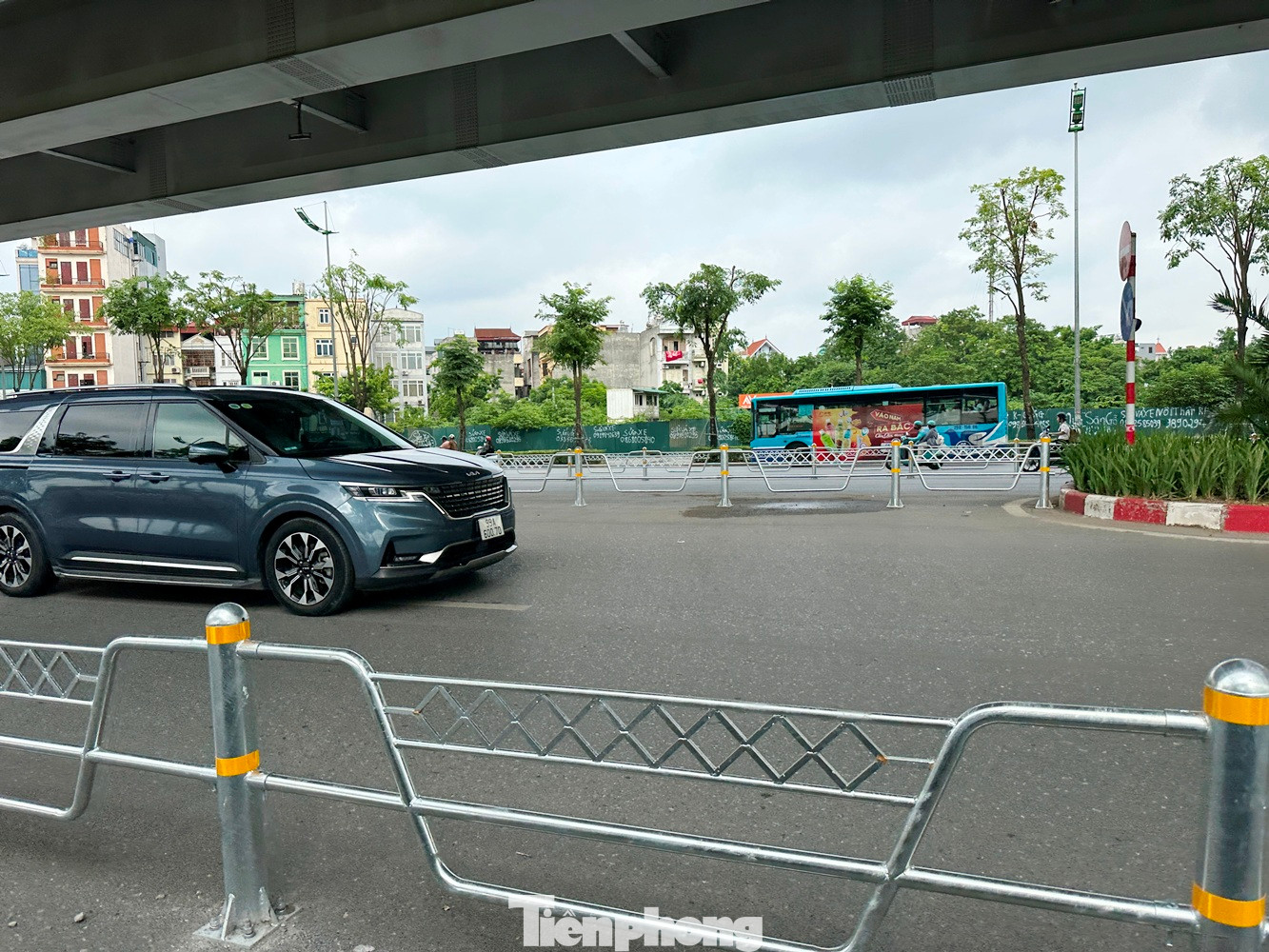 Cùng với ô tô bị thu hẹp từ 6 xuống còn 2 làn xe, khi lưu thông trên đường Phạm Văn Đồng, xe ô tô phải di chuyển rất xa mới có thể rẽ trái, rẽ phải hoặc quay đầu.