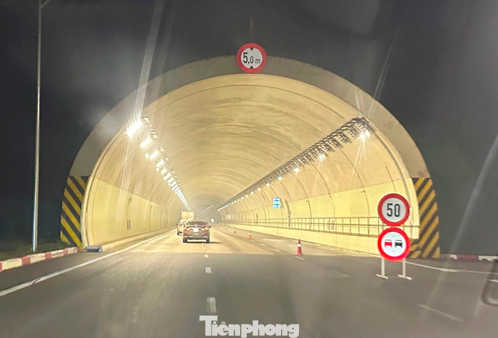 Lâu nay cao tốc Mai Sơn - QL45 và hầm Tam Điệp đang cho xe lưu thông với tốc độ tối đa 90 km/h, nhưng gần 1 tháng nay tốc độ bị hạ xuống chỉ còn 50km/h