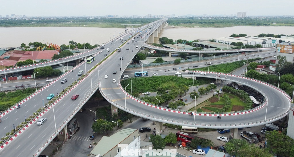 Ban QLDA đầu tư xây dựng các công trình giao thông Hà Nội (quản lý dự án) vừa cho biết, sau khi thành phố thông qua tờ trình xây dựng cầu, Ban sẽ tổ chức thi tuyển phương án kiến trúc. Về kết cấu xây dựng cầu, Ban Giao thông cho hay, cầu vẫn xây dựng với kết cấu bê tông, lõi thép vĩnh cửu như cầu Vĩnh Tuy 2 vừa hoàn thành.