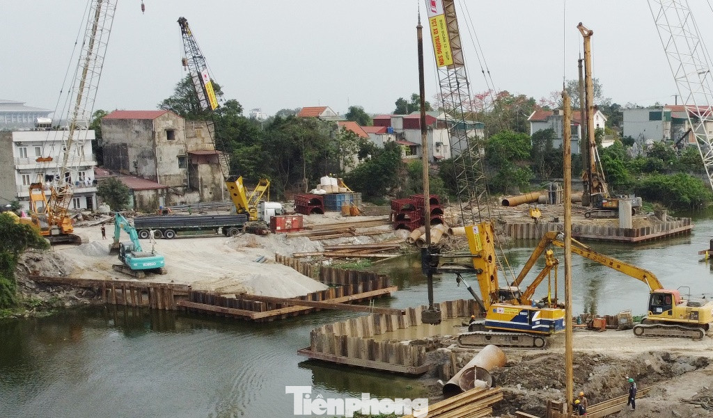 Với đoạn qua tỉnh Hà Nam, hiện mặt bằng hơn 10 km đi qua địa bàn tỉnh đã được GPMB, cùng với đó địa phương cũng chủ động làm đường song hành hai bên tại đoạn QL21 - nút giao Phú Thứ với mặt cắt 39 mét để kết nối với cao tốc Pháp Vân - Ninh Bình. Với đoạn qua tỉnh Hà Nam, hiện mặt bằng hơn 10 km đi qua địa bàn tỉnh đã được GPMB, cùng với đó địa phương cũng chủ động làm đường song hành hai bên tại đoạn QL21 - nút giao Phú Thứ với mặt cắt 39 mét để kết nối với cao tốc Pháp Vân - Ninh Bình.