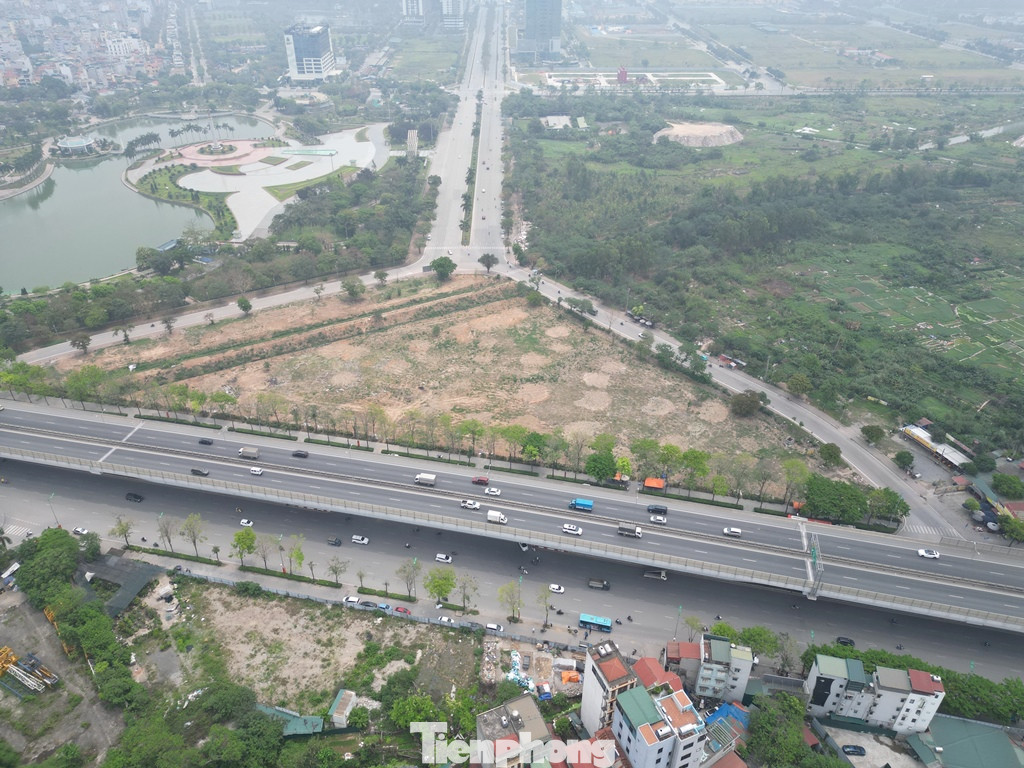 Để GPMB được hơn 400 hộ dân còn lại ở xã Cổ Nhuế 2, có mặt bằng thi công 400m còn lại cũng như nút giao với vành đai 3, đại diện UBND quận Bắc Từ Liêm cho biết rất khó khăn, tuy nhiên trong 6 tháng còn lại quận đặt ra mục tiêu hoàn thành việc này.