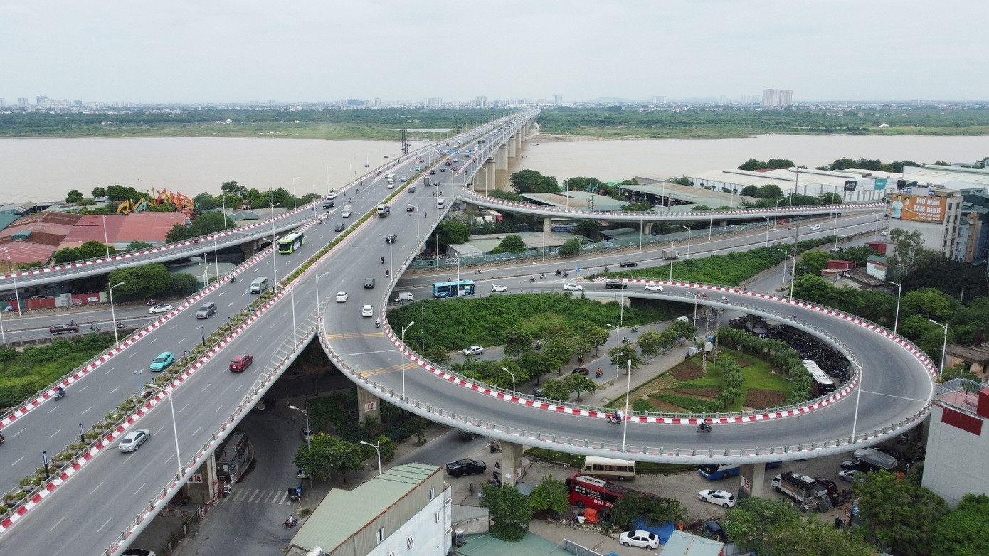 Cầu Vĩnh Tuy (Hà Nội) một trong những cầu trên sông Hồng dự kiến được trục cảnh quan sông Hồng chạy qua và kết nối. Ảnh: Anh Trọng
