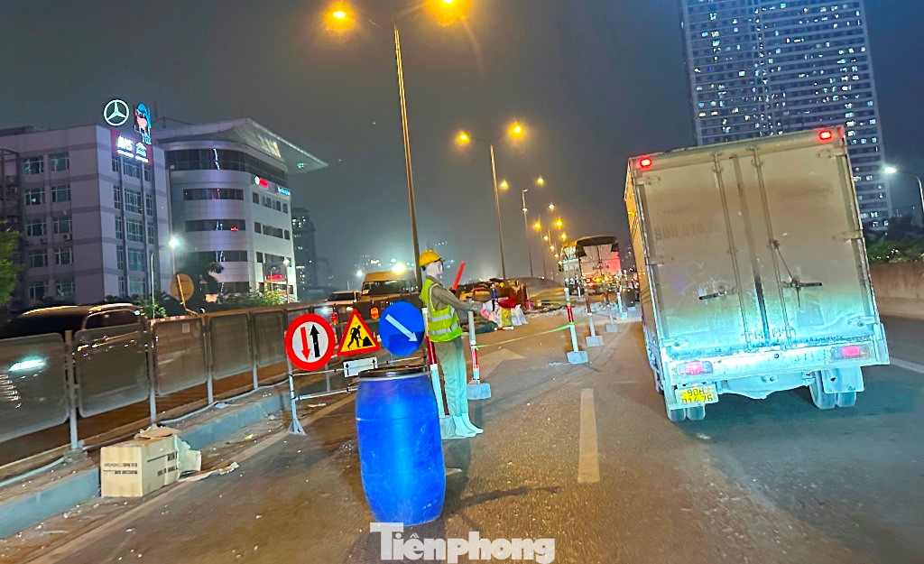 Hiện trường hàng rào chiếm 1/2 lòng đường đang được dựng ở đường Vành đai 3 trên cao.