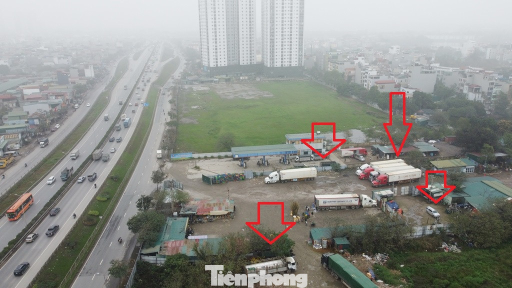 Cạnh khu đất dự án bến xe bị bỏ không, bên ngoài nhiều bãi xe, bến xe lậu mọc lên nhan nhản và hoạt động cả ngày đêm.