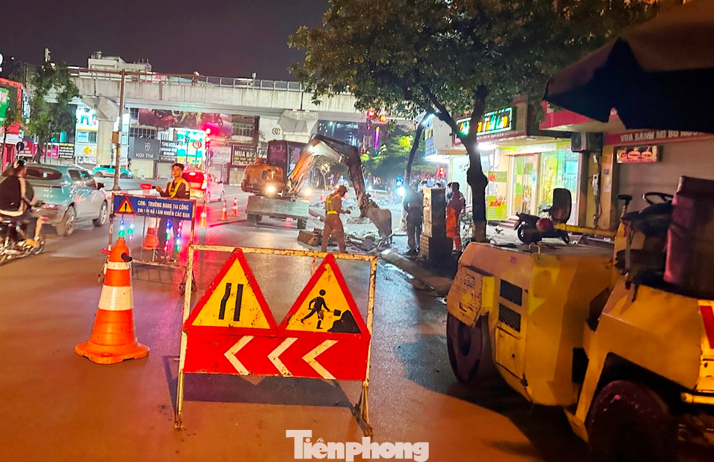 Trong đêm 13/4, tại đường Nguyễn Phong Sắc - Xuân Thủy để tăng khả năng lưu thông của các dòng xe muốn được rẽ phải sang đường Xuân Thủy, hàng chục công nhân và nhiều máy móc thi công đã được huy động đến và để xén bớt vỉa hè phố Nguyễn Phong Sắc.