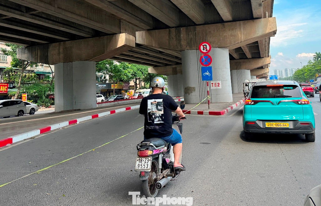 Lực lượng chức năng căng dây cấm xe máy đi vào cầu vòm thép (dưới gầm đường Vành đai 3 trên cao) qua hồ Linh Đàm trong hai ngày qua.