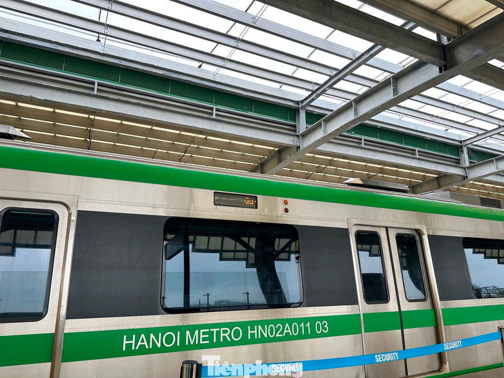 Nói về nguyên nhân sau một tuần xảy ra sự việc nước mưa từ mái chảy thẳng vào nhà ga nhưng mái ga bị thủng vẫn chưa được xử lý, đại diện đơn vị quản lý, vận hành tuyến đường sắt đô thị Cát Linh - Hà Đông cho rằng do đây là các thiết bị đặc thù nên phải đặt nhà sản xuất, cần có thời gian để hàng được xuất xưởng và đưa về nhà ga.