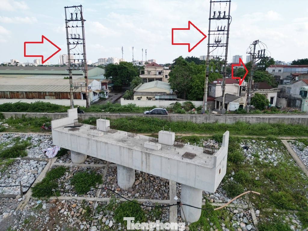 Để phục vụ dự án, UBND TP Hà Nội đã giao UBND quận Long Biên, Gia Lâm giải phóng hơn 3,3 ha mặt bằng gồm nhà cửa, công trình xây dựng, và đường điện, trạm điện... trong quý IV/2024, sau đó gia hạn đến 5/2025, nhưng đến nay hai địa phương này chỉ mới giải phóng được 0,4 ha (12%).