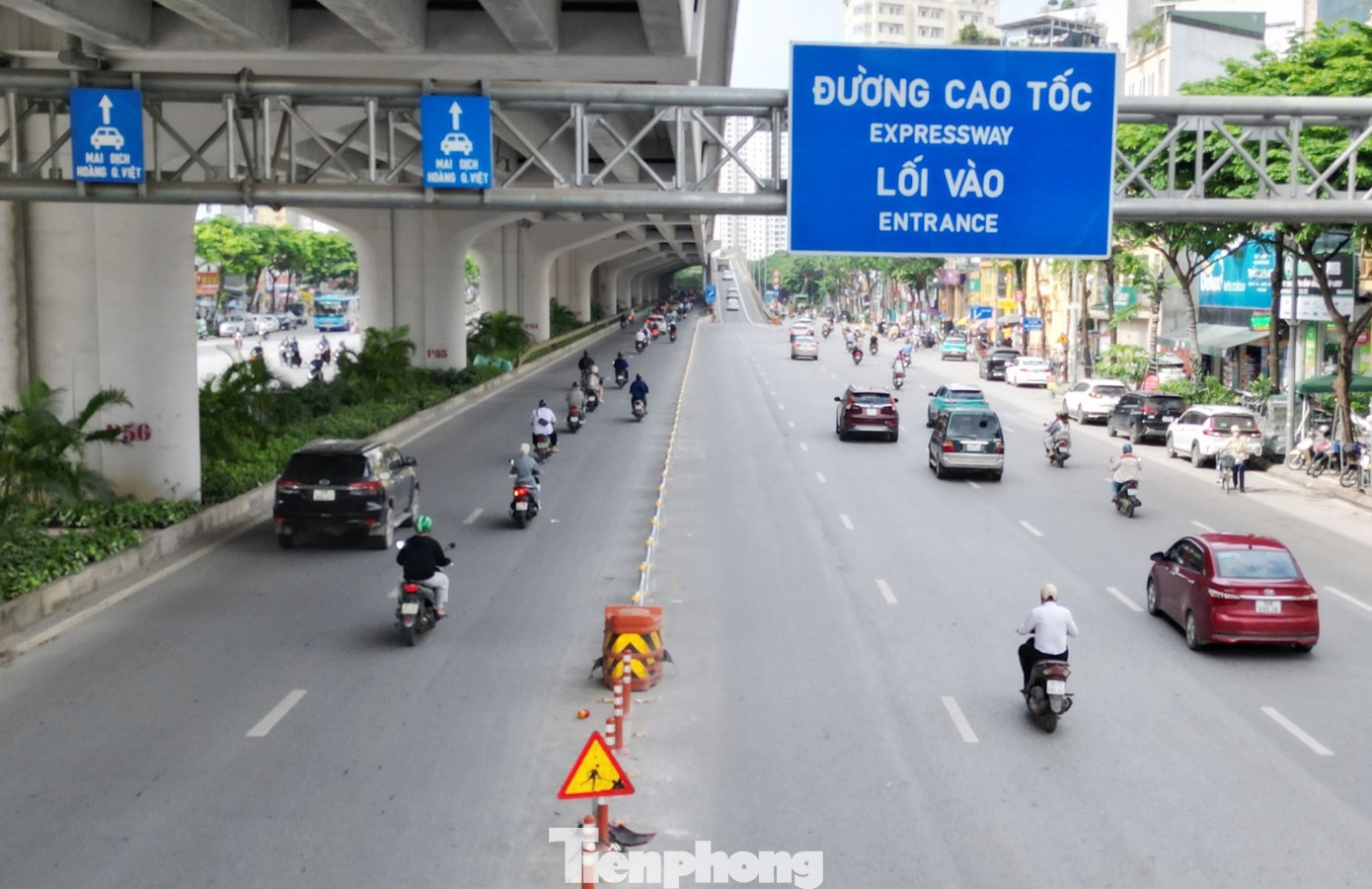 Theo các biển báo tổ chức phân làn, tách dòng phương tiện đang thực hiện hơn một tuần nay trên tuyến đường Phạm Văn Đồng, xe ô tô chỉ được đi 2 làn ngoài cùng, 4 làn còn lại (giáp vỉa hè) dành cho xe máy.