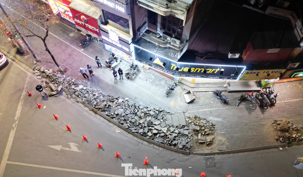 Đại diện Ban Duy tu các công trình hạ tầng giao thông Hà Nội (Ban Duy tu) cho biết, để mở rộng lòng đường, tăng lưu thoát phương tiện và giảm ùn tắc, Sở Xây dựng đang giao cho đơn vị thực hiện xén dải phân cách, vỉa hè một số nút giao. Tại nút Nguyễn Phong Sắc - Xuân Thuỷ, các đơn vị thi công thực hiện xén hè mở rộng làn rẽ phải từ Nguyễn Phong Sắc sang đường Xuân Thuỷ, chiều dài xén 35m chiều rộng trung bình từ 2 đến 2,8m.