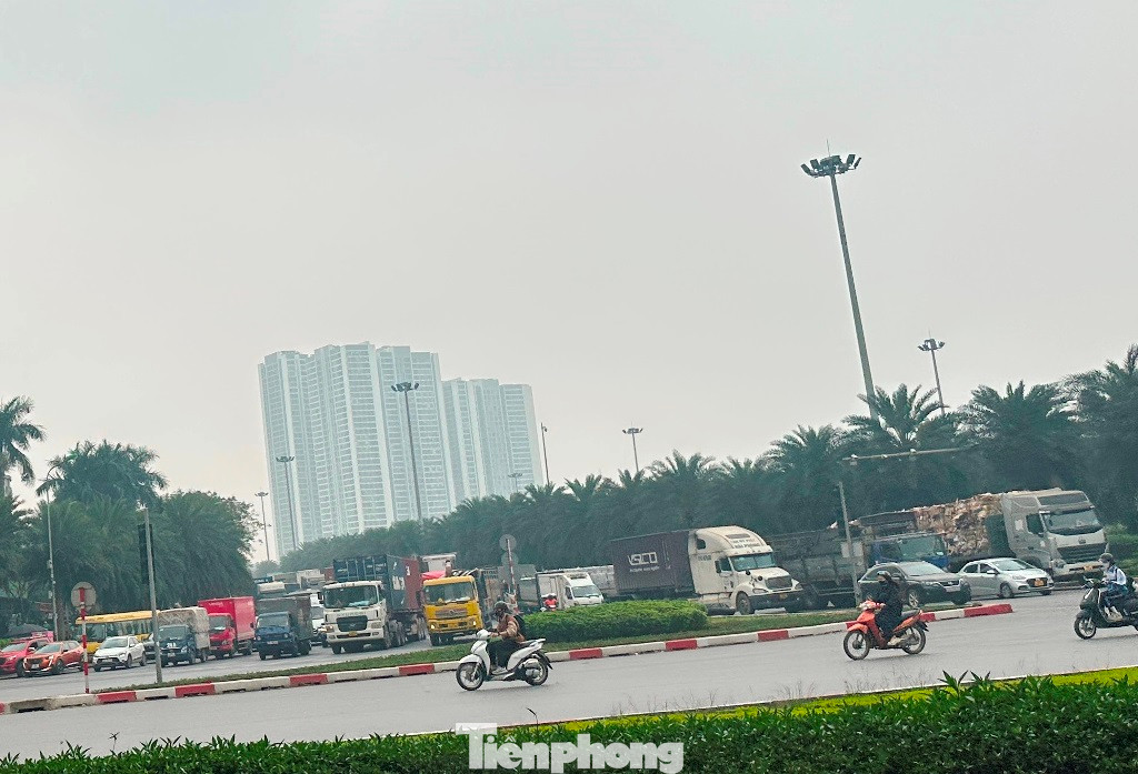 Thậm chí vào các khung giờ không phải cao điểm, chiều đường đại lộ Thăng Long đổ về nút giao luôn kín phương tiện, trong đó có nhiều xe tải, container đi vào. Ảnh chụp ngày 28/3.