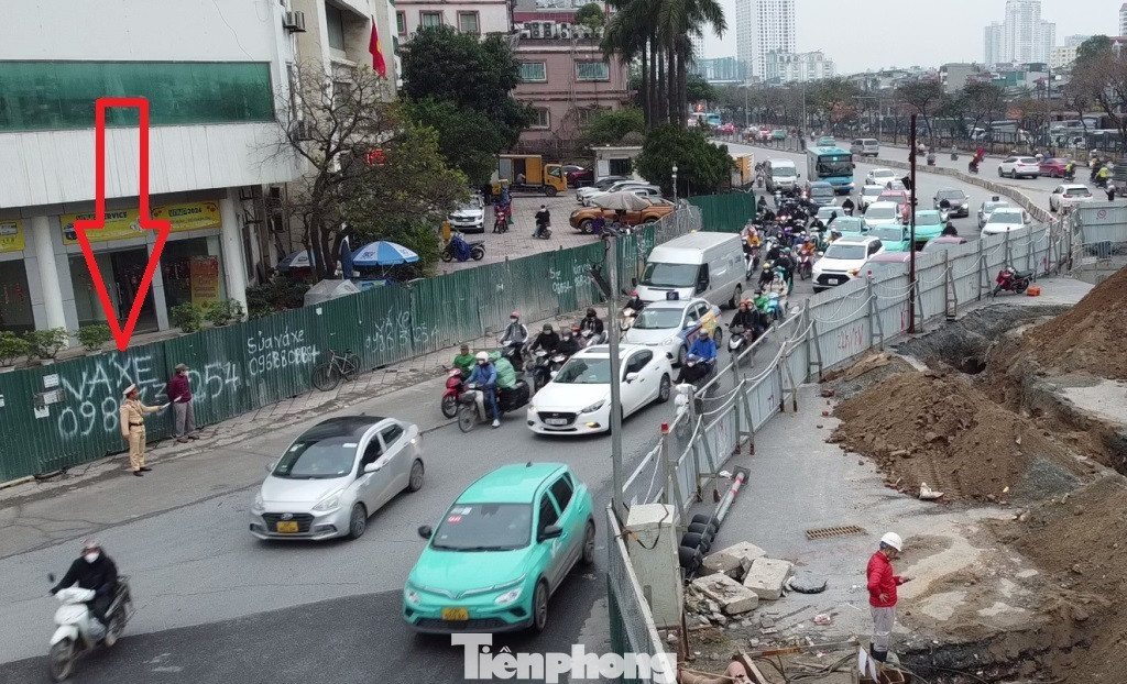 Với một số thời điểm có đông xe qua lại, trong đó có giờ cao điểm, CSGT đã có mặt để điều tiết xe lưu thông. Với một số thời điểm có đông xe qua lại, trong đó có giờ cao điểm, CSGT đã có mặt để điều tiết xe lưu thông.