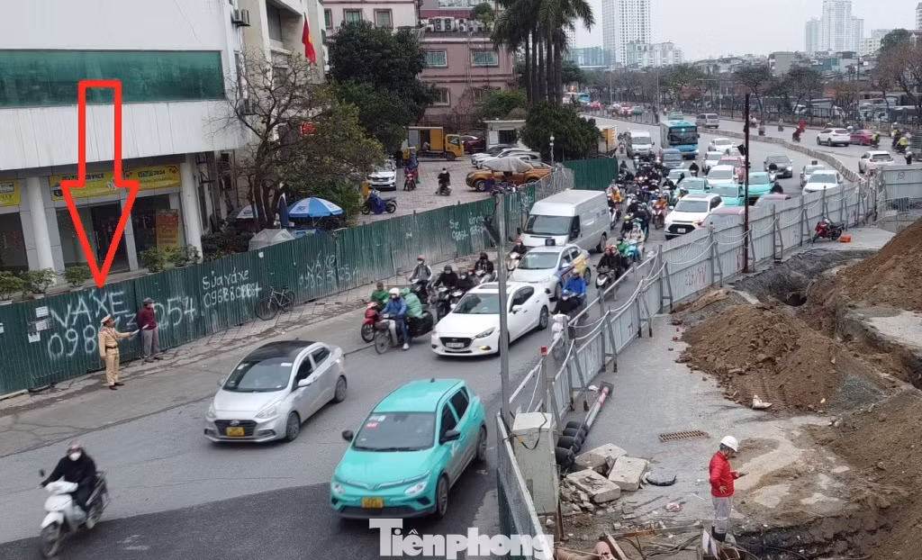 Với một số thời điểm có đông xe qua lại, trong đó có giờ cao điểm, CSGT đã có mặt để điều tiết xe lưu thông.