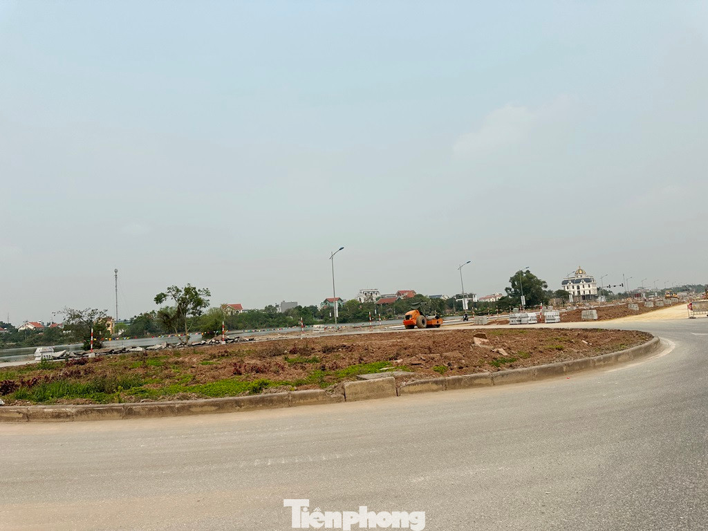 Cùng với hoàn thành cầu, hạng mục còn có làm đường dẫn hai bên và một nút giao vòng xuyến để kết nối thuận lợi với các tuyến đường địa phương. Cùng với hoàn thành cầu, hạng mục còn có làm đường dẫn hai bên và một nút giao vòng xuyến để kết nối thuận lợi với các tuyến đường địa phương.