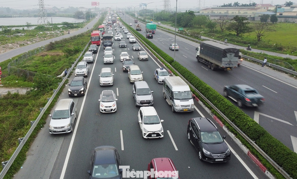 Do vậy để mở rộng tuyến đường từ 6 lên 12 làn xe để giảm quá tải, ùn tắc, nhà đầu tư đã đề xuất xây cầu cạn ở hai bên khoảng không giữa mái ta-luy và đường gom.