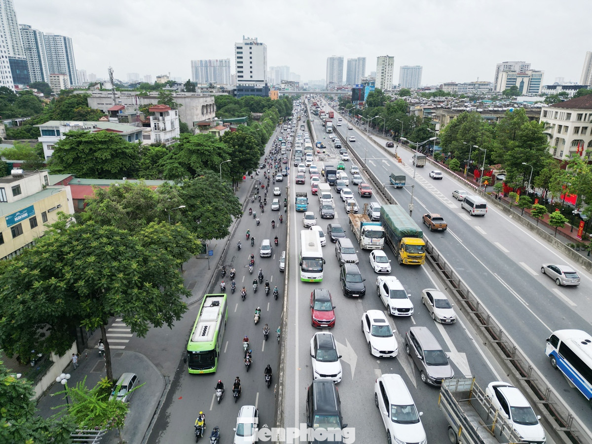 Do thi công sửa theo hình thức "xé nhỏ" nhiều đoạn, nhiều gói thầu và thực hiện thiếu đồng bộ, tổng thể, nên đường Vành đai 3 trên cao thường xuyên xảy ra ùn tắc. Do thi công sửa theo hình thức "xé nhỏ" nhiều đoạn, nhiều gói thầu và thực hiện thiếu đồng bộ, tổng thể, nên đường Vành đai 3 trên cao thường xuyên xảy ra ùn tắc.