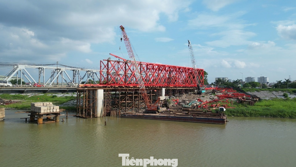 Với đoạn phía quận Long Biên, các nhà thầu đã dựng giàn giáo để thi công phần dầm (sàn) cầu.