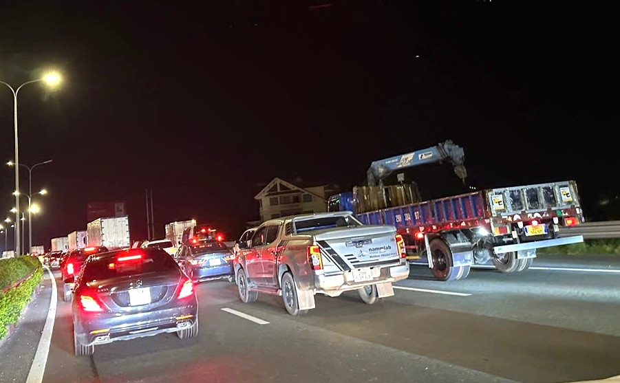 Sáng 2/6, ông Vũ Ngọc Oánh - Phó Giám đốc Công ty Cổ phần BOT Pháp Vân - Cầu Giẽ cho biết, hiện công tác thu phí tại trạm Thường Tín do đơn vị triển khai công nghệ thu phí ETC đảm nhiệm, Công ty BOT chỉ phối hợp đảm bảo trật tự xe qua lại tại trạm. Theo ông Oánh, sự việc có một số xe không thể thanh toán và mở barie cùng một thời điểm có thể là lỗi hệ thống hoặc lỗi đường truyền thu phí ETC, ông sẽ kiểm tra và có ý kiến với nhà cung cấp dịch vụ ETC về sự việc trên.