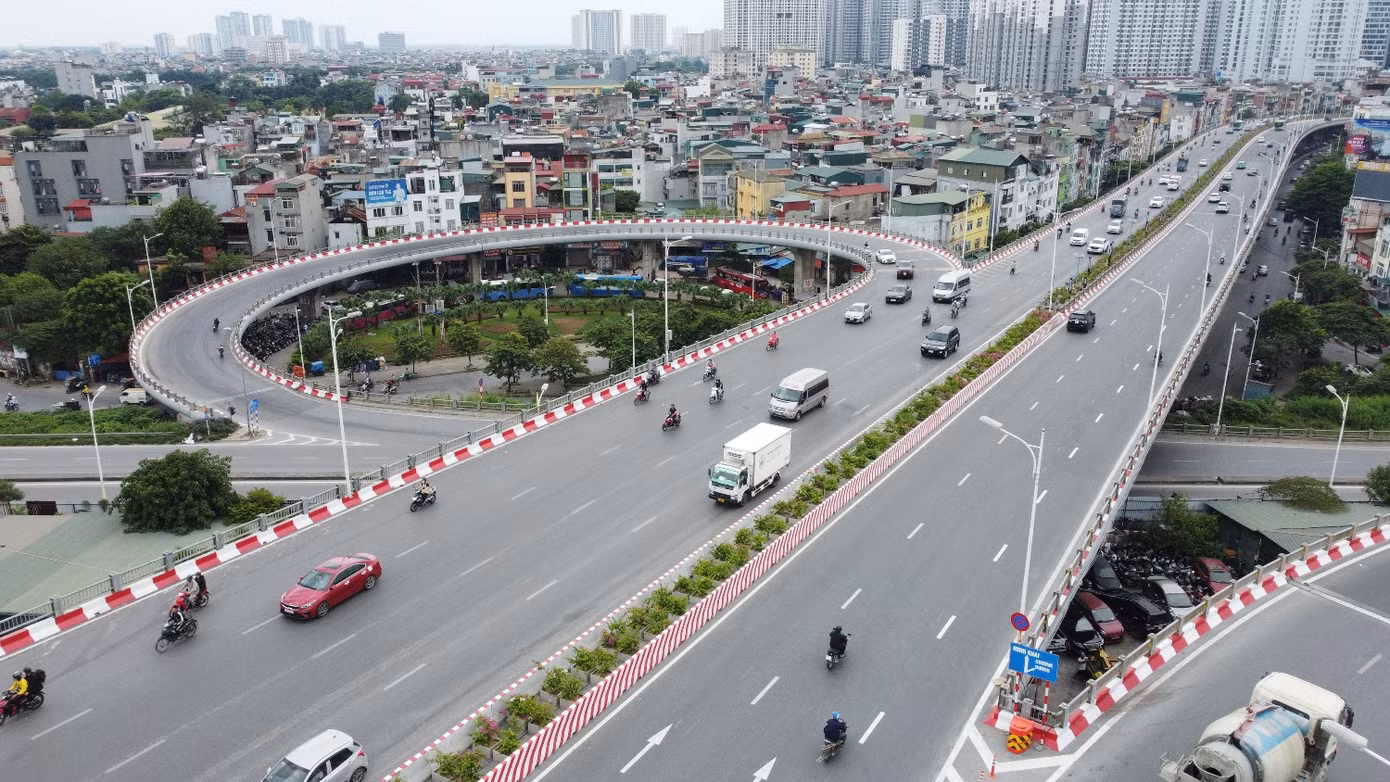 Khi qua nội thành Hà Nội trục đại lộ sẽ kết nối với các nút giao lớn và các cầu qua sông như Nhật Tân, Tứ Liên, Chương Dương, Vĩnh Tuy, Thanh Trì....
