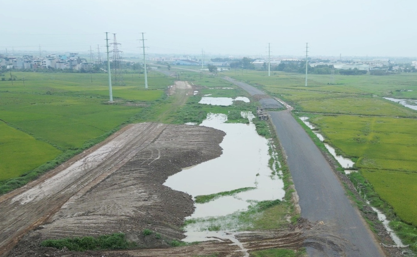 Tại đoạn dự án từ QL6 (bến xe Yên Nghĩa) đi QL1, hiện đoạn đi qua phường Phú Lãm, quận Hà Đông cũ dự án chỉ thi công được khoảng 3 km thì gặp đường điện cao thế chưa được di dời, dẫn đến công trường ở đây phải dừng lại cả năm nay. Tại đoạn dự án từ QL6 (bến xe Yên Nghĩa) đi QL1, hiện đoạn đi qua phường Phú Lãm, quận Hà Đông cũ dự án chỉ thi công được khoảng 3 km thì gặp đường điện cao thế chưa được di dời, dẫn đến công trường ở đây phải dừng lại cả năm nay.