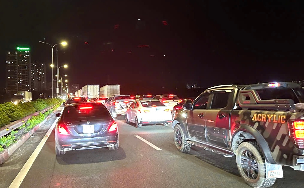 Thời điểm nửa đêm ngày 1/6 nhưng các dòng xe vẫn bị ùn tắc kéo dài trên cao tốc Pháp Vân - Ninh Bình đoạn từ Trạm thu phí Thường Tín về Hà Nội.