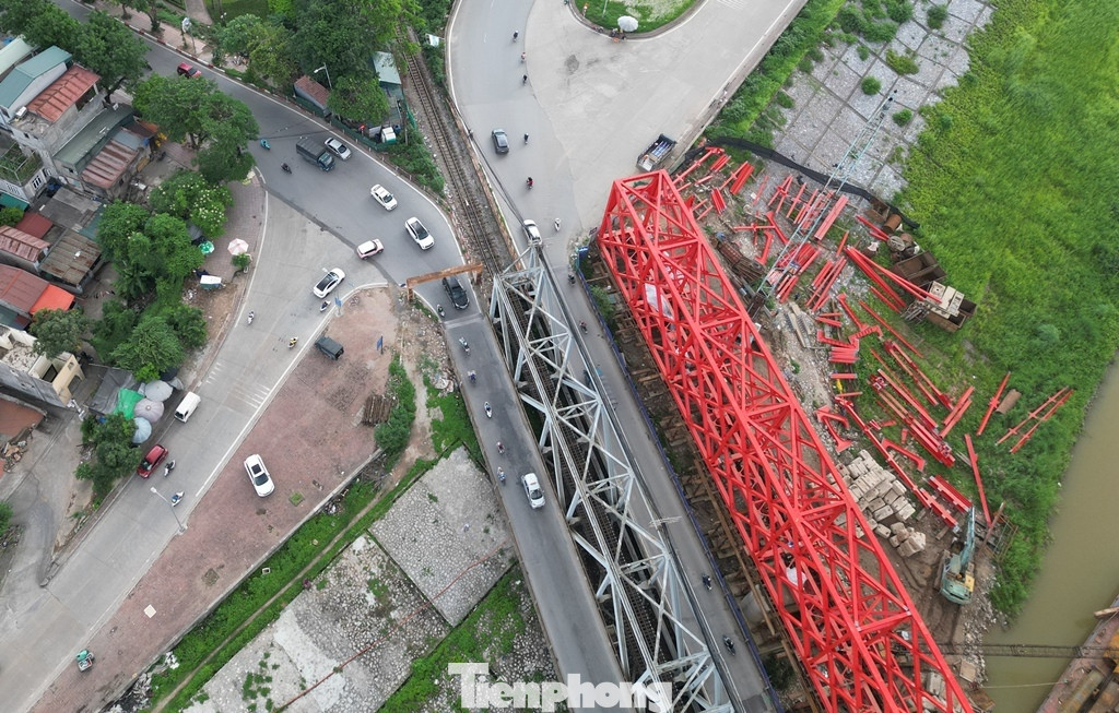 Cầu đường sắt mới vượt sông Đuống phía đầu cầu Long Biên có điểm kết nối trùng với cầu cũ.