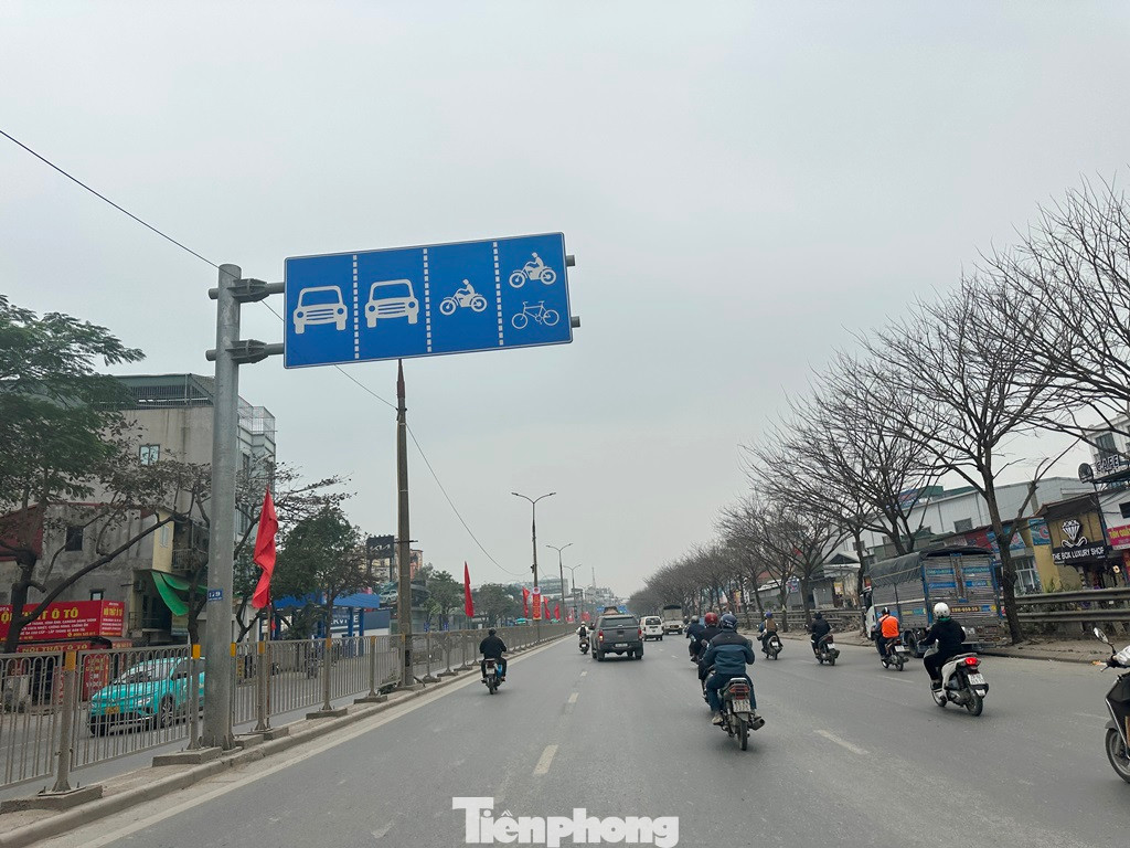 Dự án sẽ mở rộng, nâng cấp mặt đường QL1 từ 2 lên 4 làn đường mỗi chiều theo hướng Thường Tín - Văn Điển và được giao cho Sở GTVT, sau đó từ năm 2018 là Ban QLDA đầu tư xây dựng công trình giao thông Hà Nội tiếp nhận, thực hiện tiếp với kinh phí 887 tỷ đồng. Ảnh chụp một đoạn dự án đã hoàn thành ngày 11/3/2025.